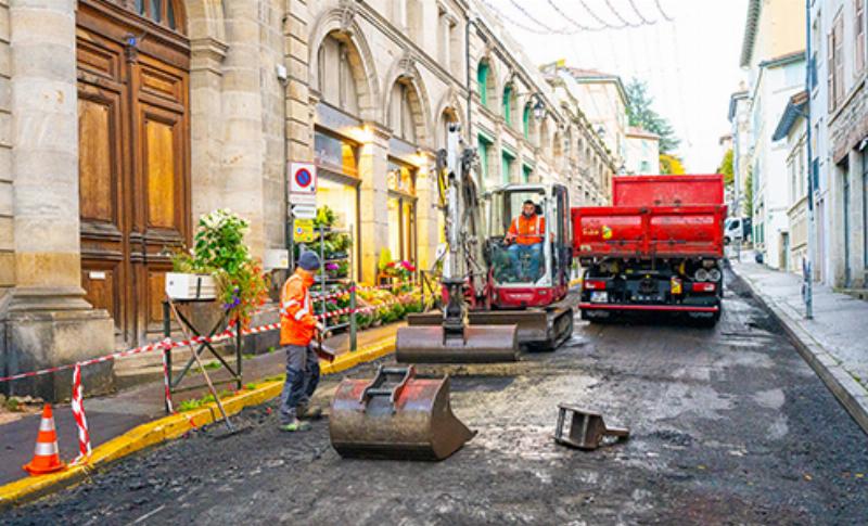 Détail artistique d’un vitrail restauré à l’intérieur de Notre-Dame de Paris, illuminant l’espace, invitant à la visite notre-dame de paris 2024 réservation pour apprécier ces détails
